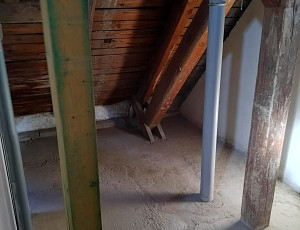 Zateplení stropu bytového domu pomocí foukané izolace